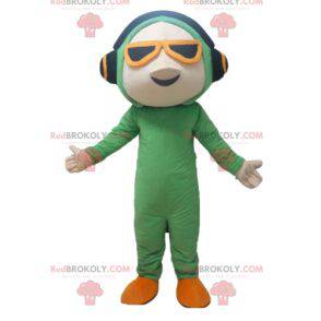 Maskottchenmann im grünen Overall mit Kopfhörern -