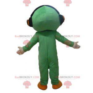 Maskotmann i grønn jumpsuit med hodetelefoner - Redbrokoly.com