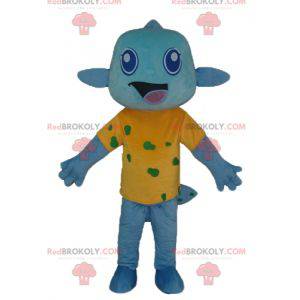 Mascote peixe azul com uma camiseta amarela muito sorridente -