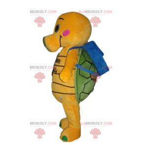 Mascote tartaruga laranja e verde com uma mochila escolar azul