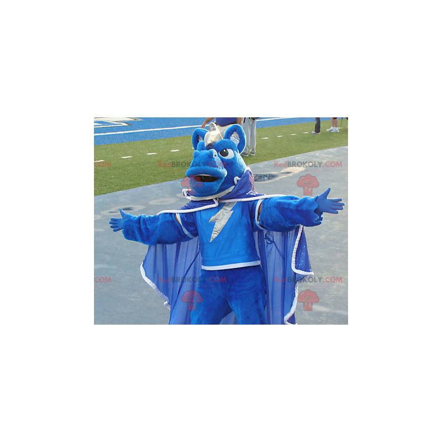 Blaues Pferdemaskottchen gekleidet in einen Umhang -