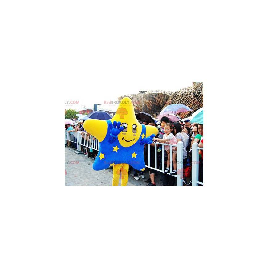 Mascota estrella amarilla gigante con un traje azul -