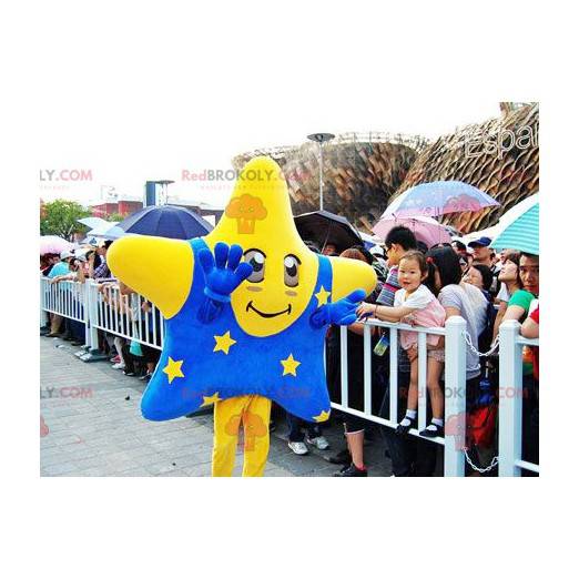 Mascote estrela gigante amarela com uma roupa azul -