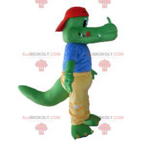 Mascota cocodrilo verde vestida de amarillo y azul -