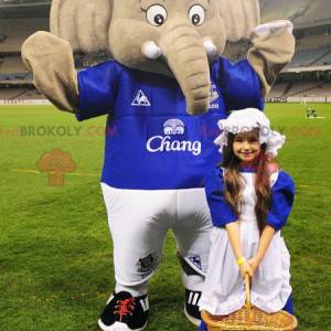 Mascote grande elefante cinza em roupas esportivas -