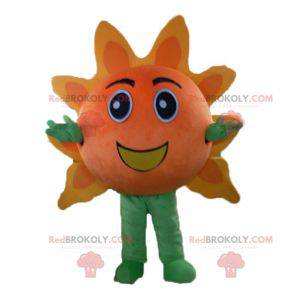 Mascote gigante do sol laranja e amarelo muito sorridente -