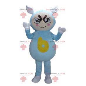 Menino mascote em roupa azul com asas na cabeça - Redbrokoly.com