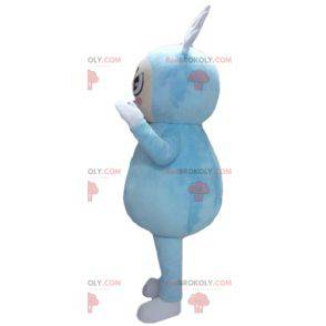 Menino mascote em roupa azul com asas na cabeça - Redbrokoly.com