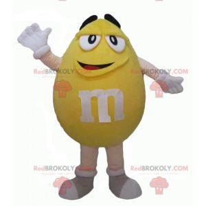 La mascota de M&M gigante amarillo regordeta y divertida -