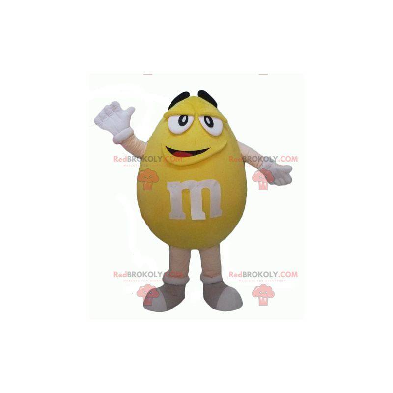 Mascote amarelo gigante do M&M, gordo e engraçado -