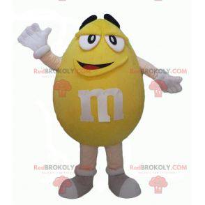 La mascota de M&M gigante amarillo regordeta y divertida -