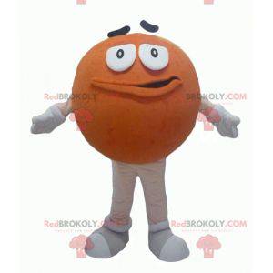 Mascote laranja gigante do M&M redondo e engraçado -