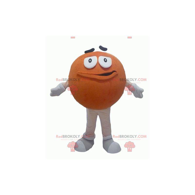 Mascote laranja gigante do M&M redondo e engraçado -