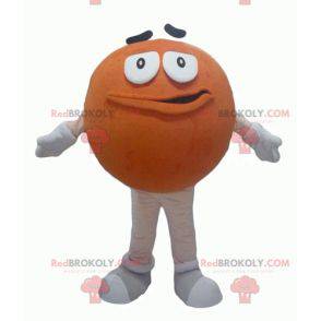 Mascote laranja gigante do M&M redondo e engraçado -