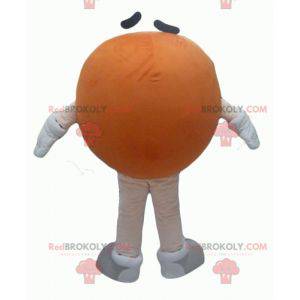 Mascote laranja gigante do M&M redondo e engraçado -