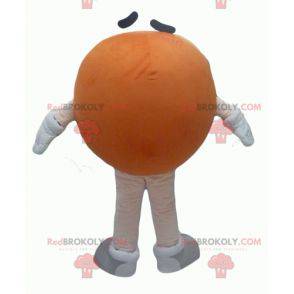 Mascote laranja gigante do M&M redondo e engraçado -