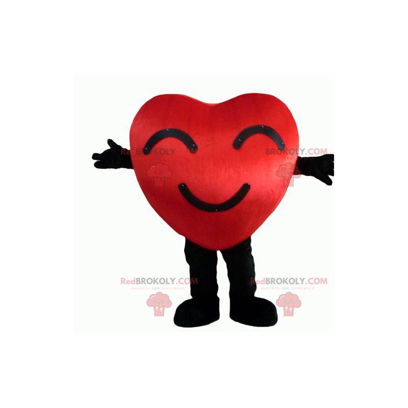 Mascote gigante com coração vermelho e preto e sorrindo -
