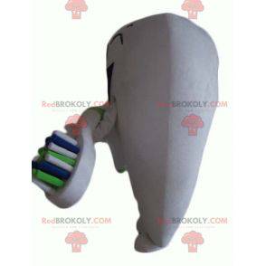 Mascota de diente blanco gigante con un cepillo de dientes -