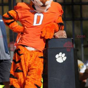 Mascote tigre laranja branco e preto em roupas esportivas -