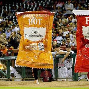 3 mascotas de salsas amarillas, rojas y naranjas -