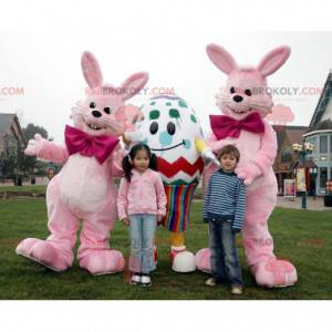 3 mascotes da Páscoa, 2 coelhos rosa e um ovo gigante -