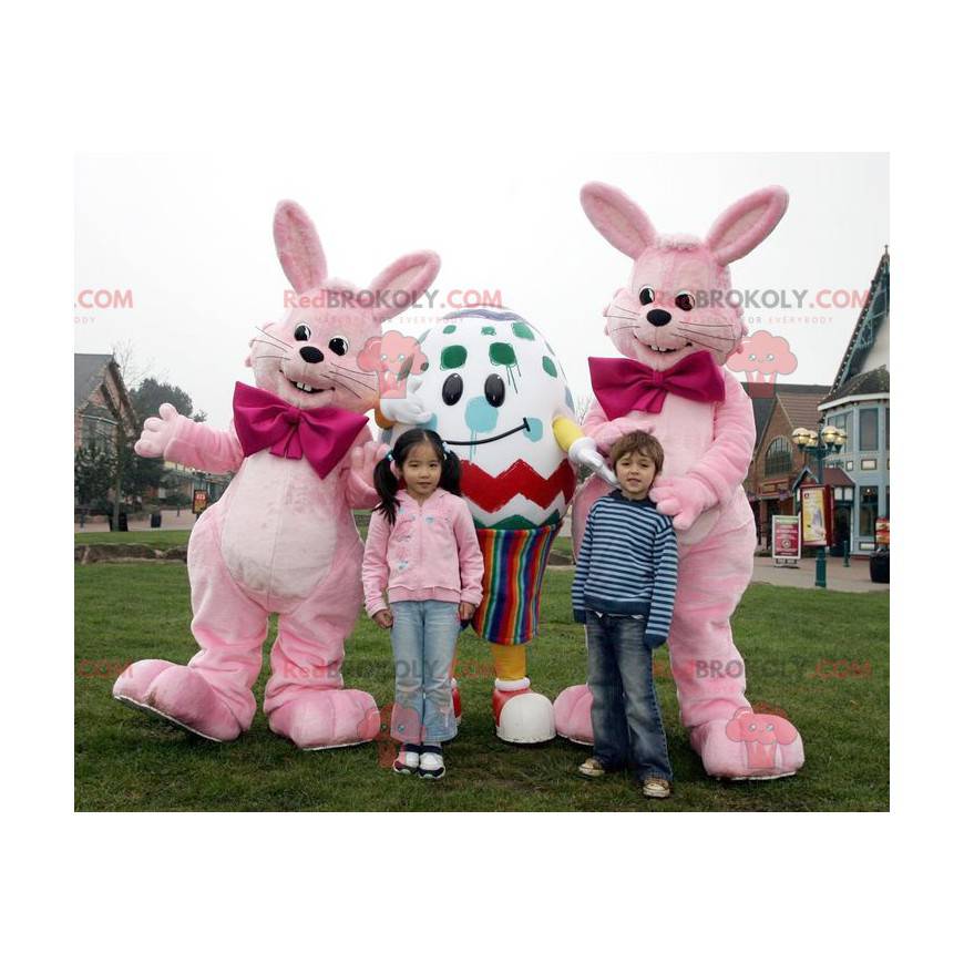 3 mascotes da Páscoa, 2 coelhos rosa e um ovo gigante -