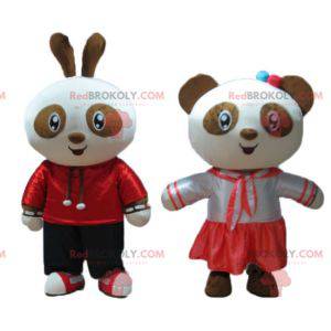 2 mascotes, um coelho e um panda marrom e branco sorridente -