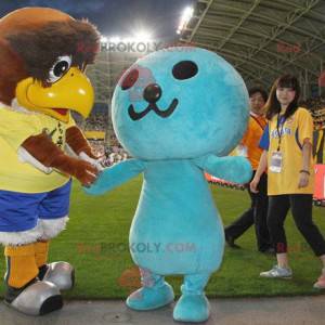 2 mascotes, um grande pássaro marrom e um homem azul -