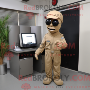 Fantasia de mascote computador bege com macacão e cintos - Mascotes de computador - REBROKO_208490 - RedBrokoly.com