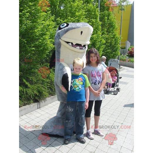 Mascote tubarão cinza e branco gigante e muito bem sucedido -