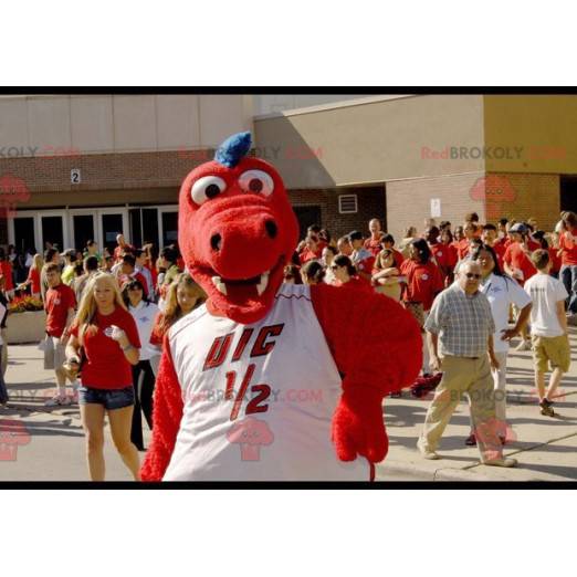 Mascotte de dragon rouge et bleu avec un t-shirt blanc -