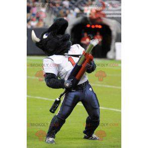 Mascote de búfalo negro com equipamento de futebol americano -