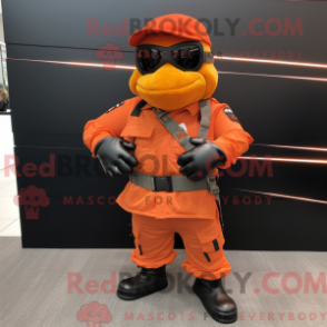 Fantasia de mascote Para Commando Laranja com jaqueta de couro e bolsas - Mascotes do Para Commando - RedBrokoly.com