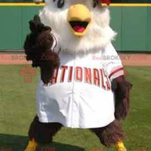 Mascotte de gros oiseau marron et blanc en tenue de baseball -