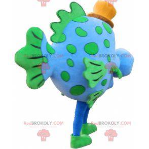Mascote peixe azul e verde com nariz grande e chapéu -