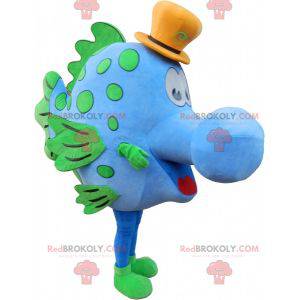 Mascote peixe azul e verde com nariz grande e chapéu -