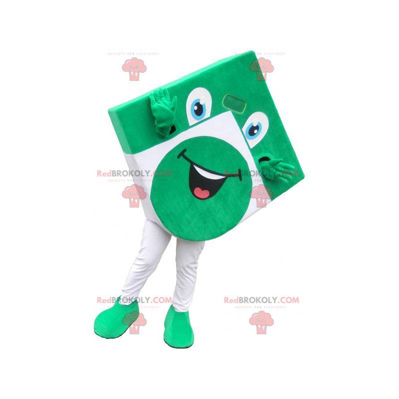 La mascotte quadrata verde e bianca sembra divertente -