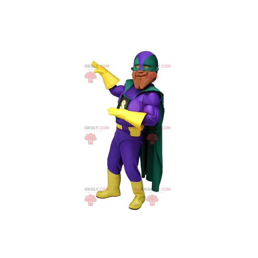 Mascote de super-herói muito musculoso com uma roupa colorida -