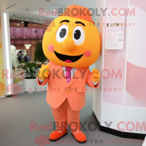 Postavička kostýmu oranžově...
