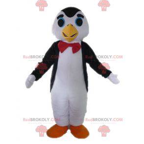 Mascote pinguim preto e branco com gravata borboleta -