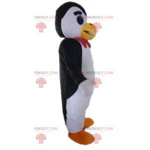 Mascotte del pinguino in bianco e nero con un farfallino -