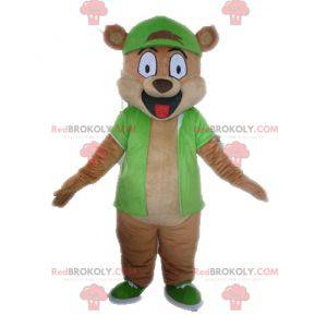 Reusachtige bruine beer mascotte gekleed in het groen -