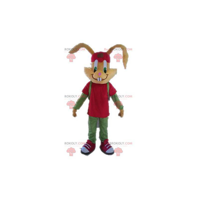 Brązowy królik maskotka ubrana w czerwony i zielony -