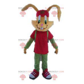 Braunes Kaninchenmaskottchen gekleidet in Rot und Grün -