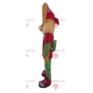Mascota del conejo marrón vestida de rojo y verde -