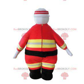 Mascote do bombeiro em uniforme laranja e amarelo -