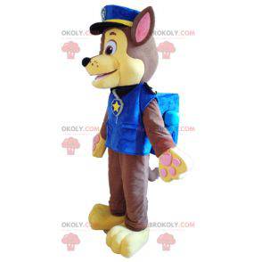 Braunes und gelbes Hundemaskottchen in Polizeiuniform -