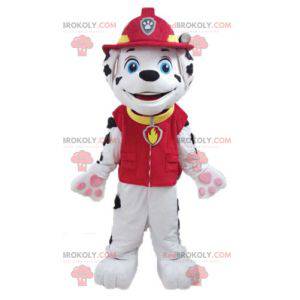 Cachorro dálmata mascote vestido com uniforme de bombeiro -