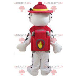 Maskotka pies dalmatyńczyk ubrany w mundur strażaka -