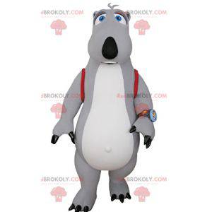 Mascota oso gris y blanco con una mochila. - Redbrokoly.com